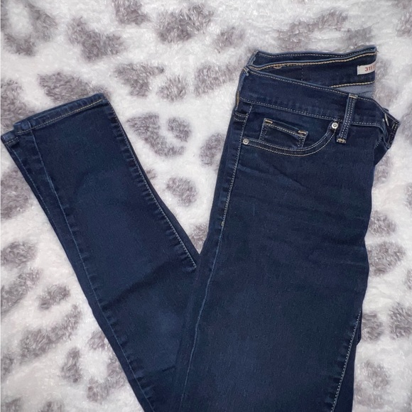 Women’s Levi’s Jeans - Picture 3 of 5